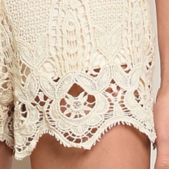❌DONATED❌Cream Beige Crochet Stretch Waistband Lined Shorts - Picture 3 of 9